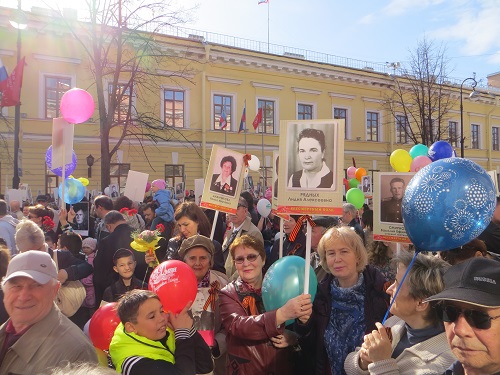 9 мая 2016 года по центральным улицам Кронштадта проследовала праздничная колонна жителей города и участники акции «Бессмертный полк», в которой приняли участие педагоги, учащиеся и родители школы № 422.