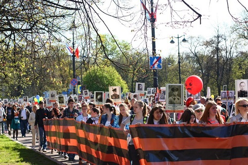 9 мая 2016 года по центральным улицам Кронштадта проследовала праздничная колонна жителей города и участники акции «Бессмертный полк», в которой приняли участие педагоги, учащиеся и родители школы № 422.